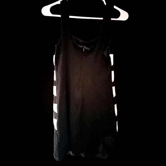 Triangle Style Dress - Picture 4 of 8